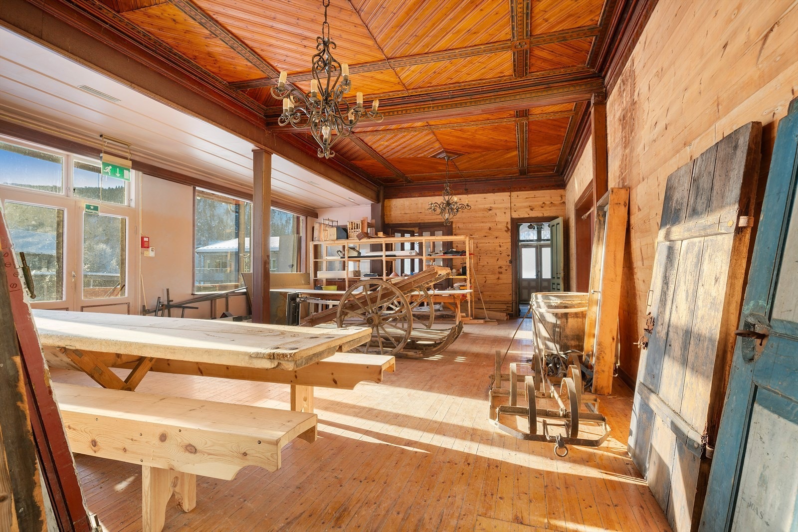 Spisestuen har flere fine detaljer, blant annet i taket, og er bygget med solide materialer som vitner om bygningens historiske karakter. Galleribilde