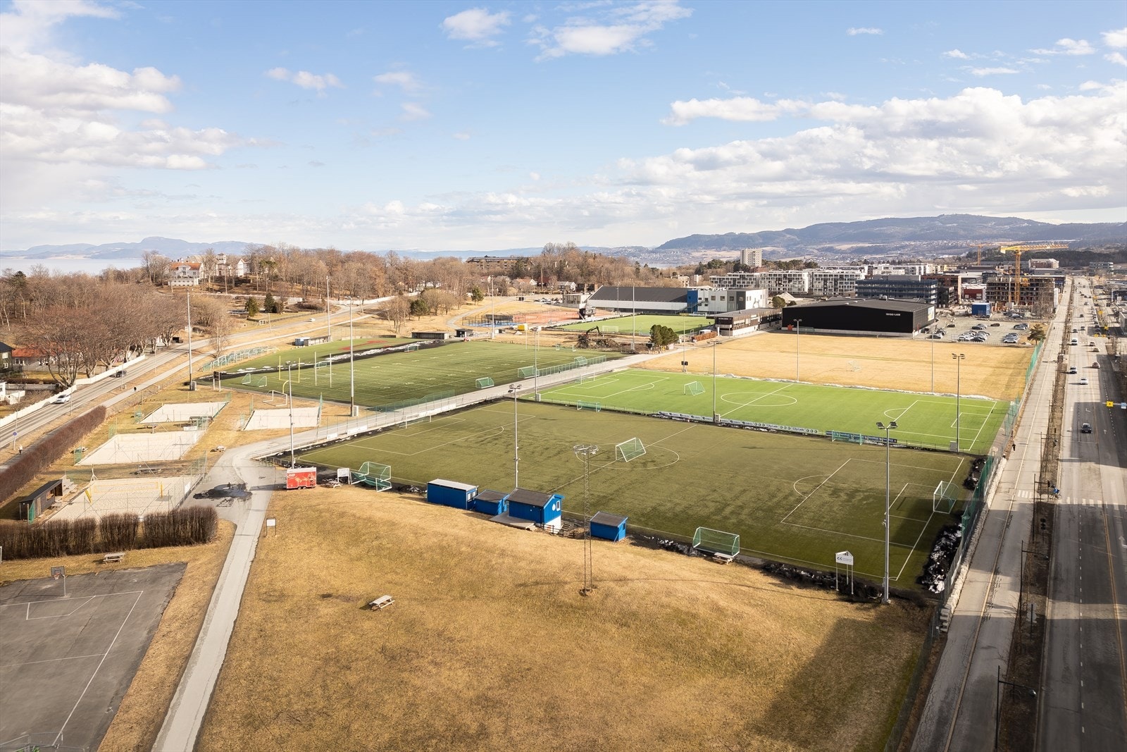 Lade idrettspark er blant de største idrettsområdene i Trondheim med hele 5 fotballbaner, sandvolleyball, padel og amerikansk fotball. Galleribilde