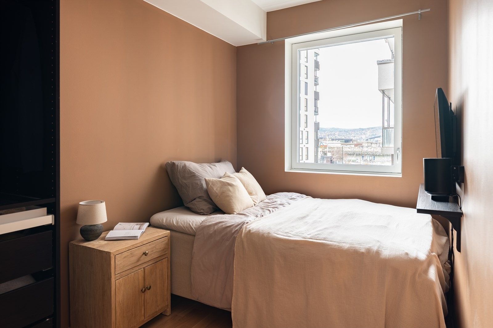Soverommet er målt til 8,5m² og er malt i en moderne og tidsriktig farge. Galleribilde