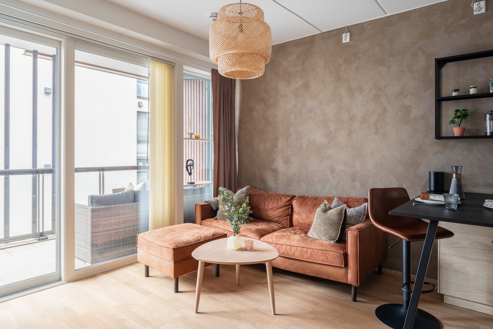 Leiligheten byr på åpen stue- og kjøkkenløsning, balkong, et soverom, bad, innvendig bod og entré. Det medfølger også bod i kjeller for ekstra med lagringsplass. Galleribilde