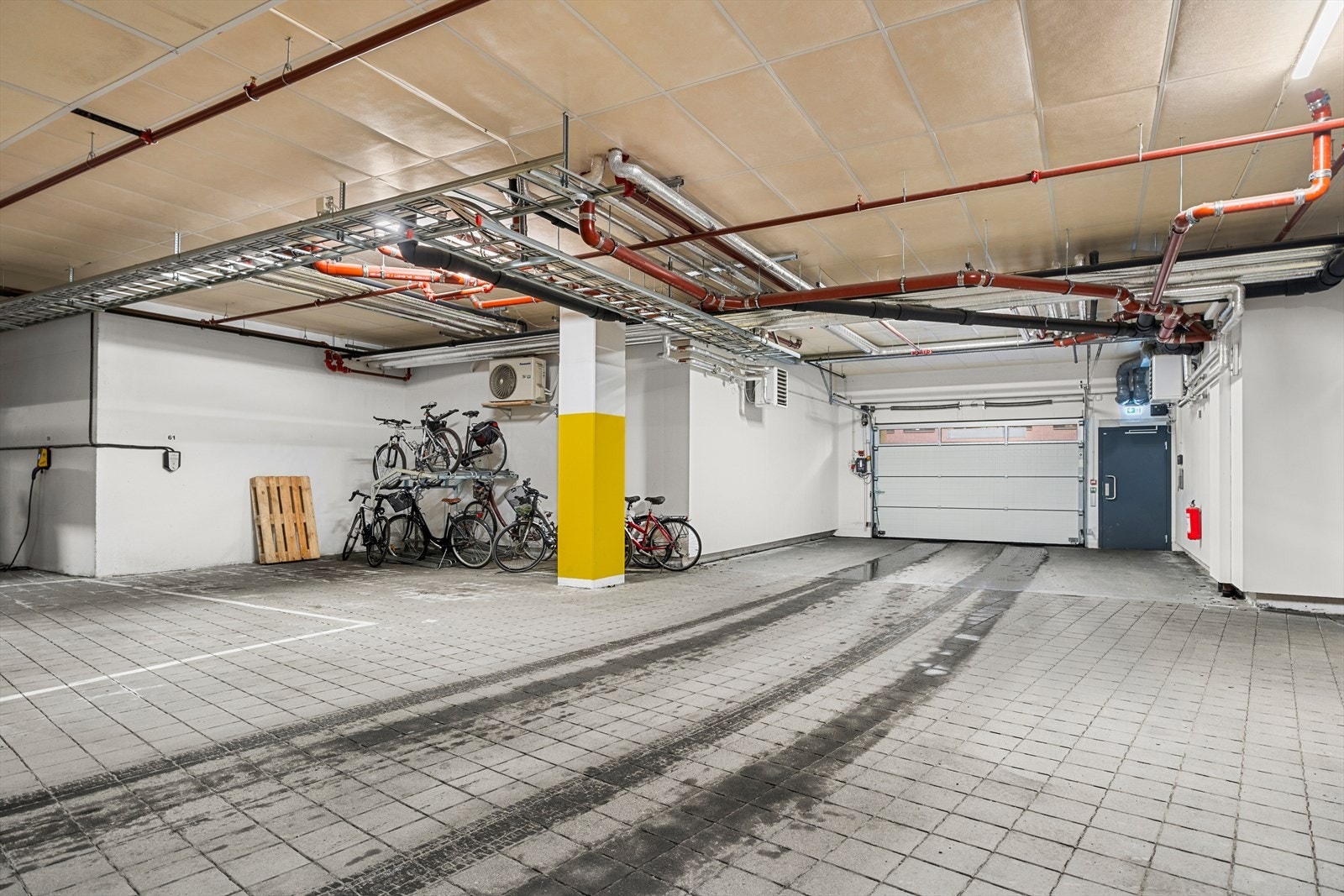 Det er mulighet for å kjøpe p-plass i kjeller. Konf. megler for mer info. Galleribilde