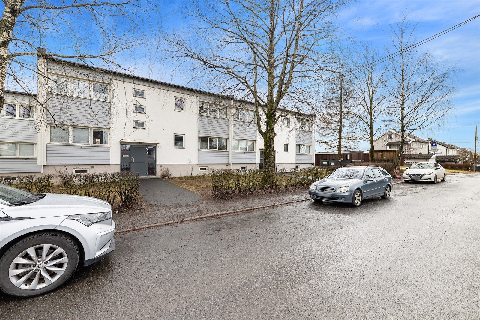 Leiligheten ligger i et veletablert og fredelig boligområde på Teisen, skjermet for trafikkstøy. Galleribilde