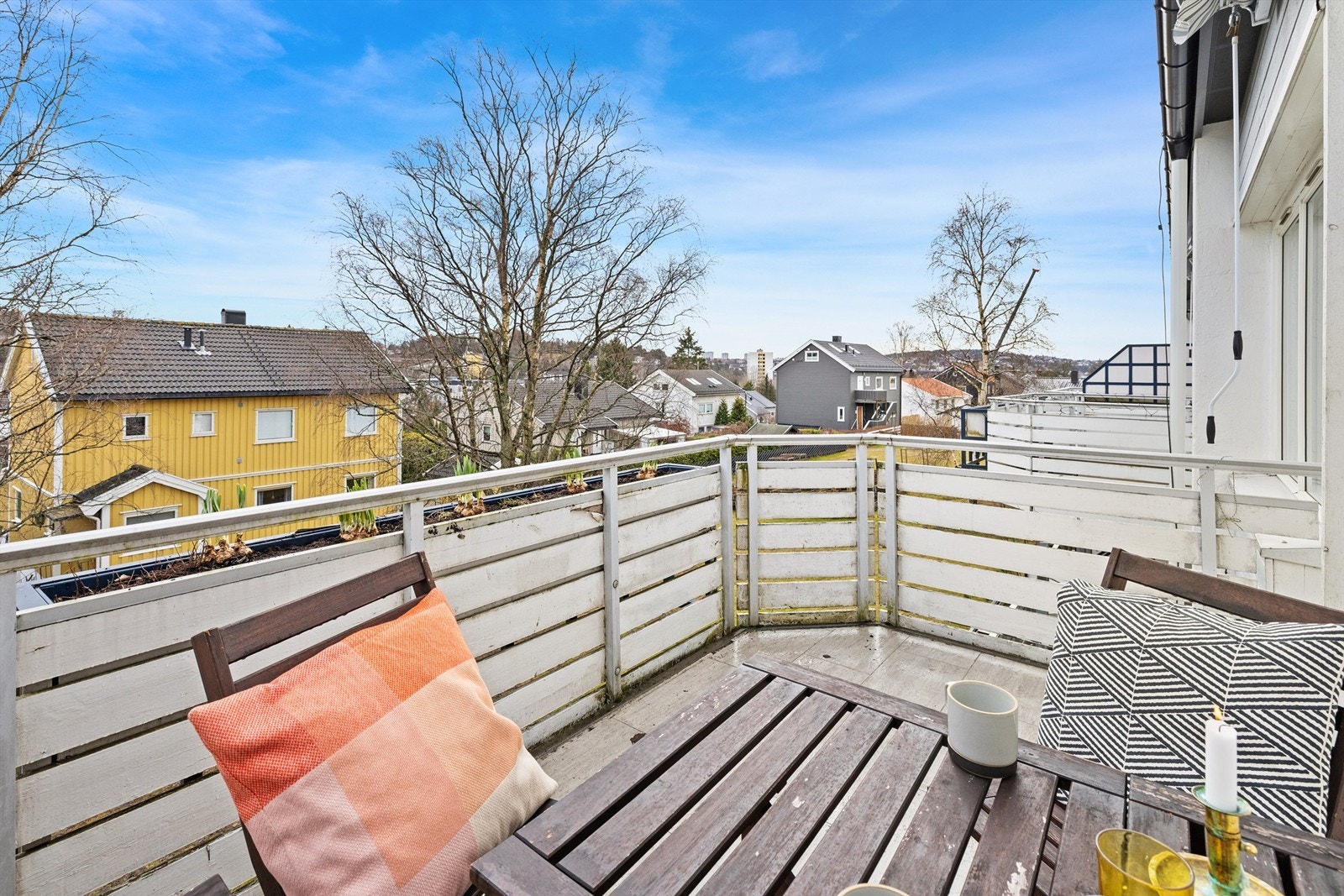 Herfra har du utsyn over nærområdet med rolige og grønne fellesarealer. Galleribilde