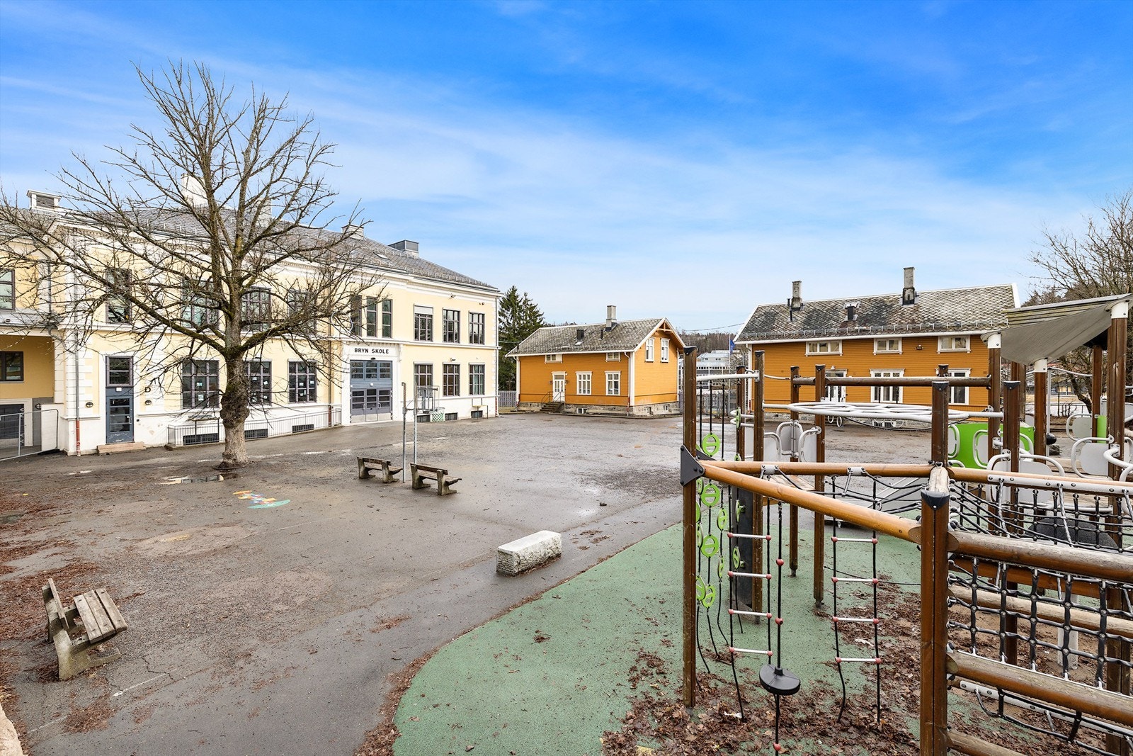 Det er kun 7 minutters gange til Bryn skole (1-7 kl.). Galleribilde