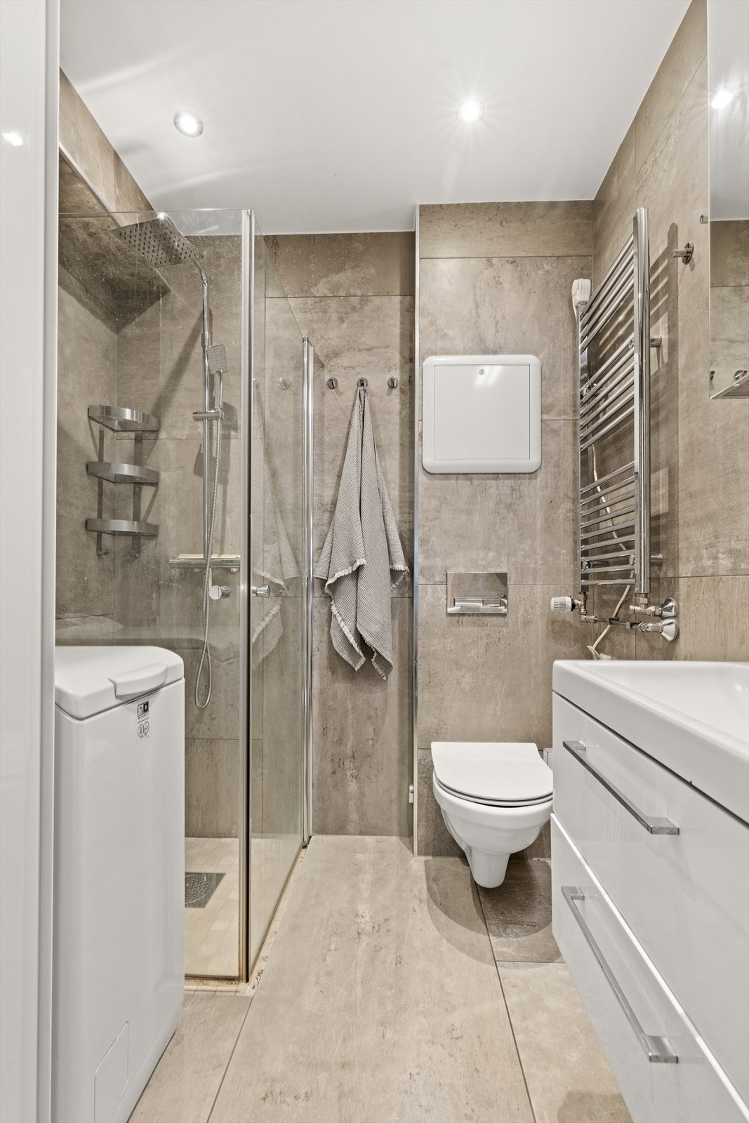 Badet ble oppgradert i 2016 med fliser på gulv og vegger, samt elektriske varmekabler. Galleribilde