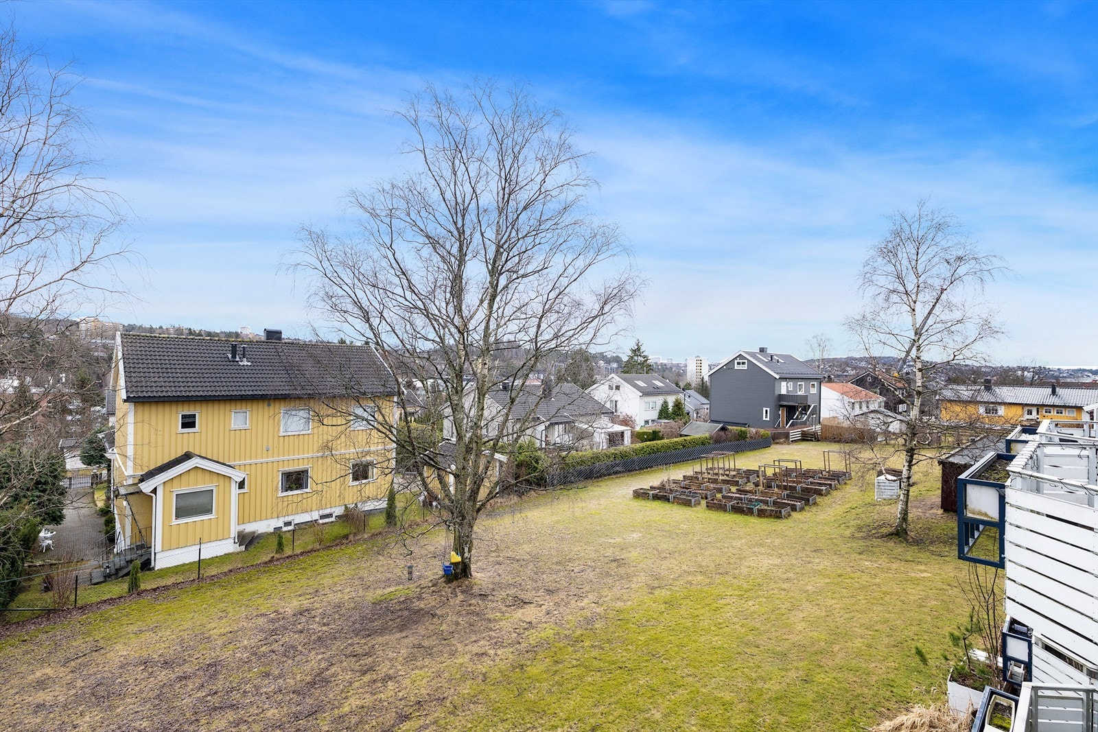 Store, grønne fellesarealer gir gode muligheter for lek og rekreasjon. Galleribilde