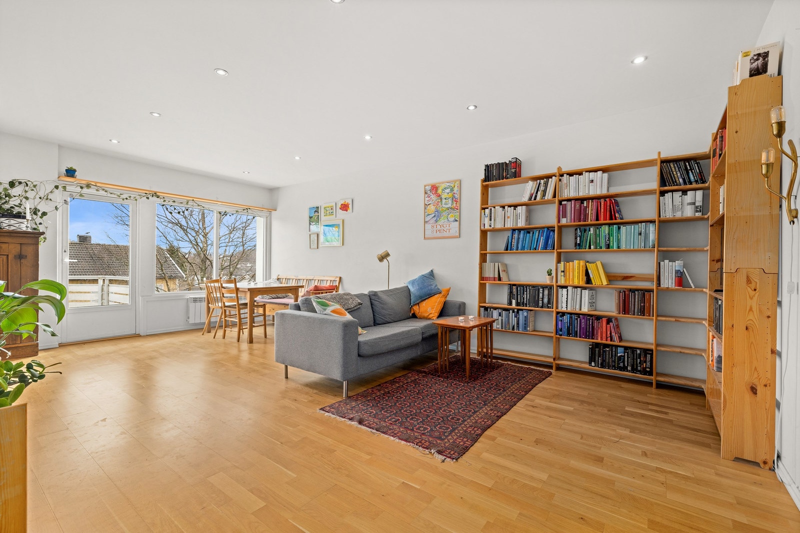 Stuen har parkett på gulv og god plass til både sofagruppe og spisebord. Galleribilde