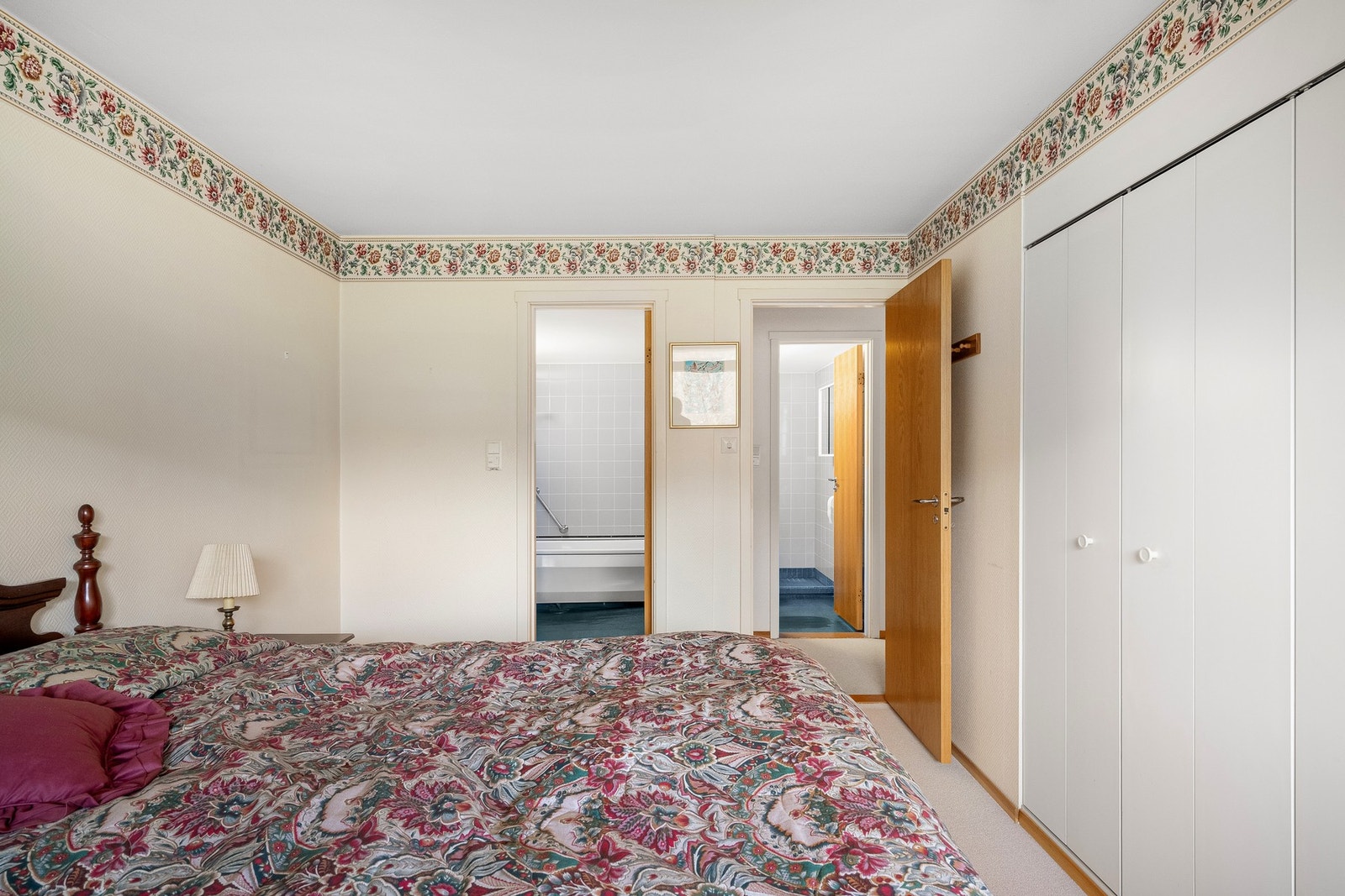 Fra soverommet er det adkomst til eget bad. Galleribilde