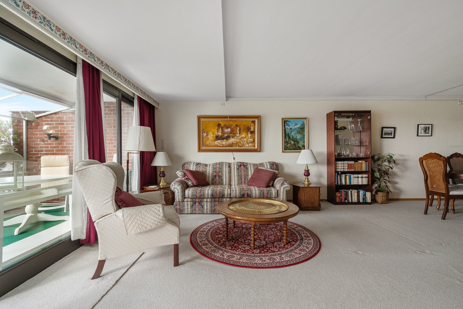 Fra stuen er det utgang til stor innglasset balkong. Galleribilde