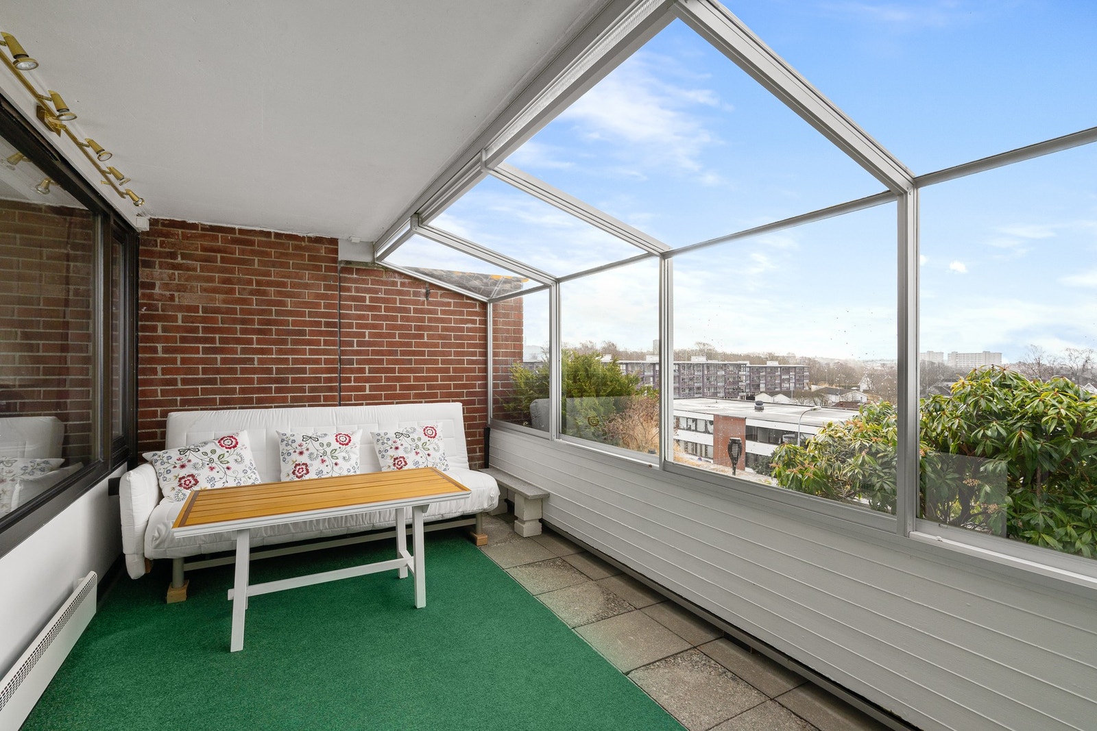 Balkongen er sørvestvendt og har god plass til ønsket utemøblement. Galleribilde