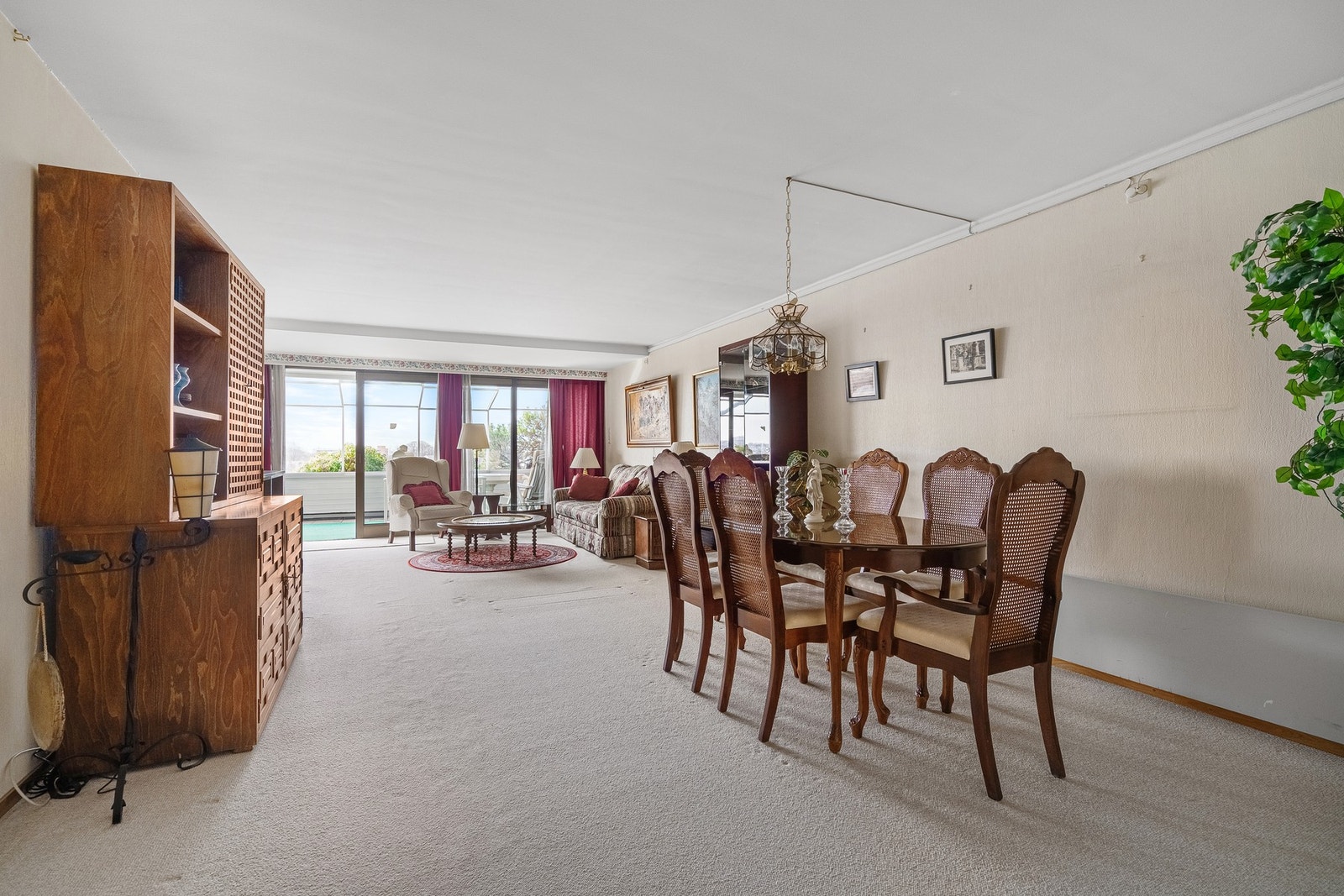 Stuen er romslig og kan enkelt møbleres i ulike soner. Galleribilde