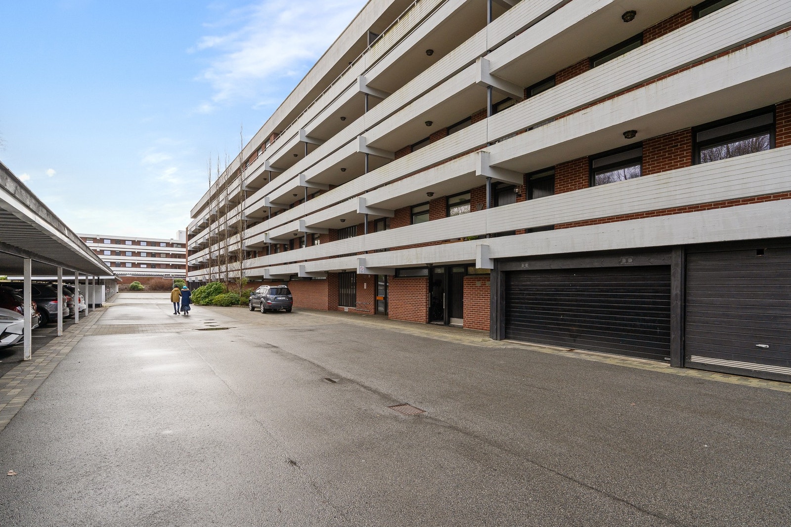Fast parkering i carport, med mulighet for elbil-lader. Galleribilde