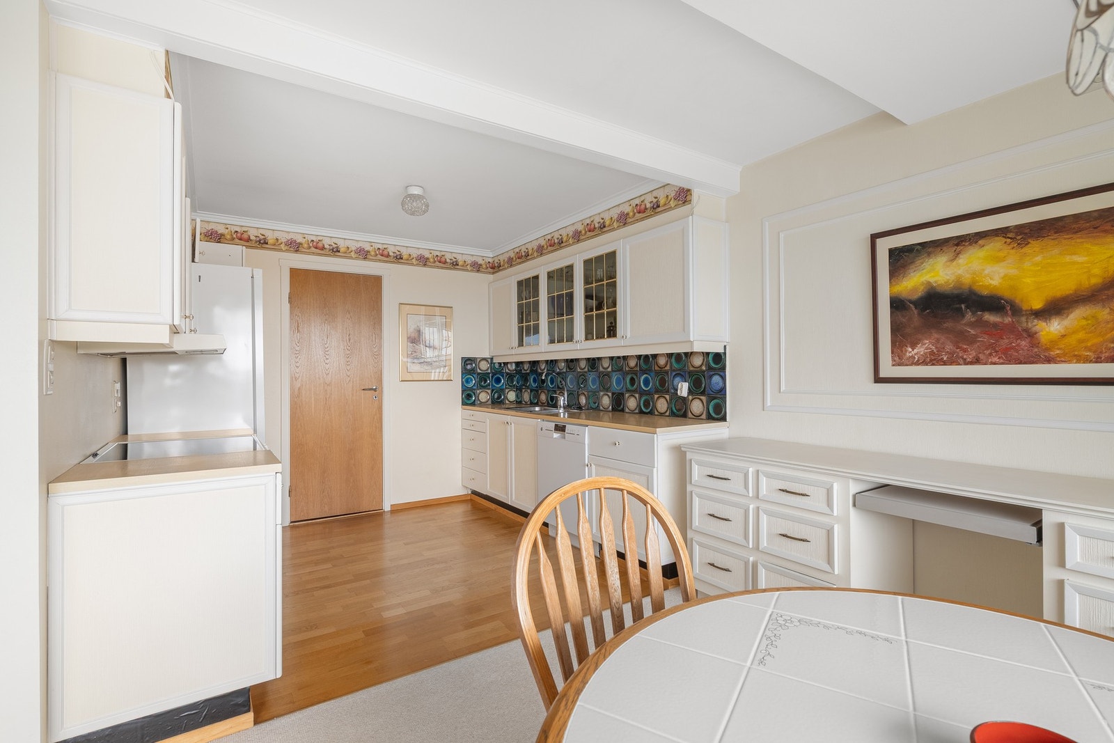 Det er plass til ønsket spisegruppe ved kjøkkenet. Galleribilde