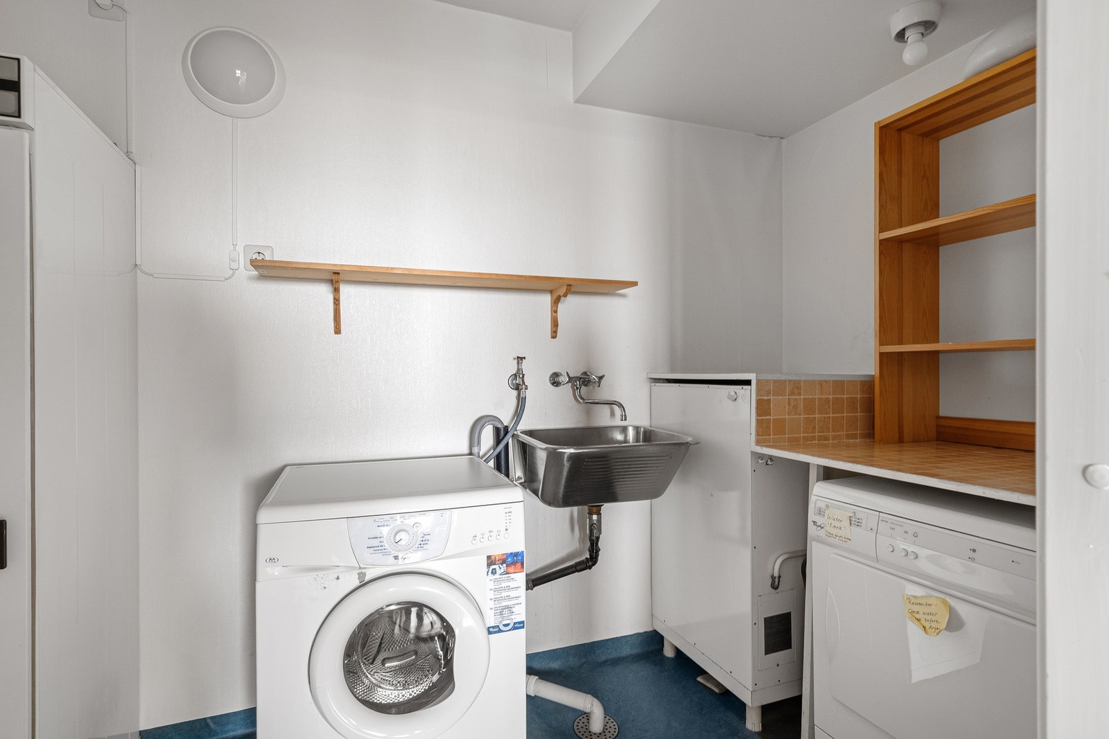 Fra kjøkkenet er det videre adkomst til vaskerom/bod. Galleribilde