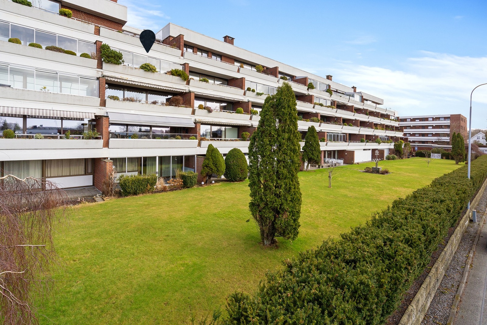 Fra boligen har man alt fra skoler, barnehager, dagligvare og busstopp en kort spasertur unna. Galleribilde