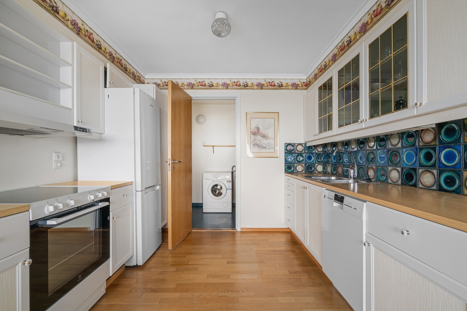 Kjøkkenet har rikelig med skap- og benkeplass. Galleribilde