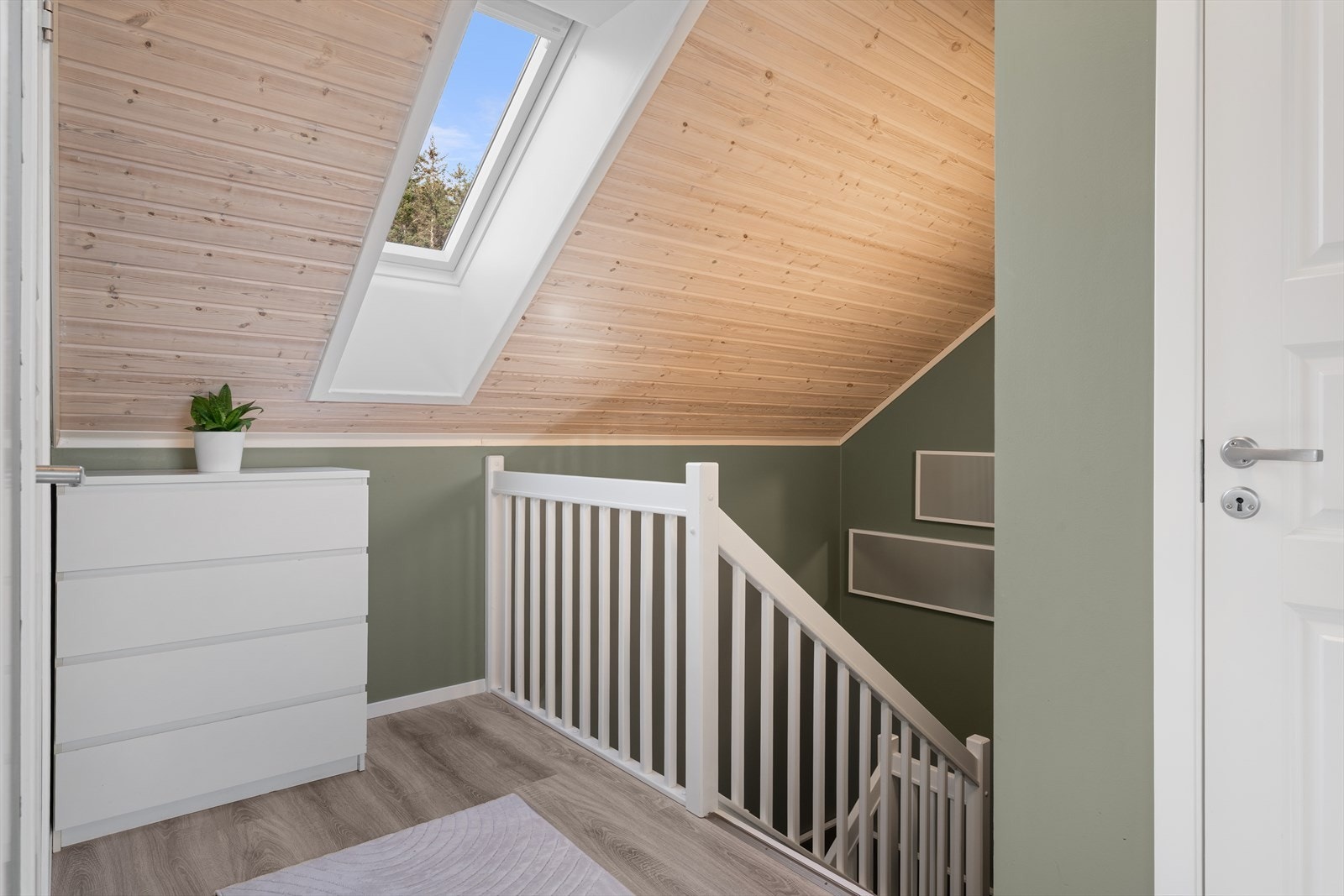 - Loftsetasjen inneholder gang/trapp, bad, bod og 2 soverom - Galleribilde