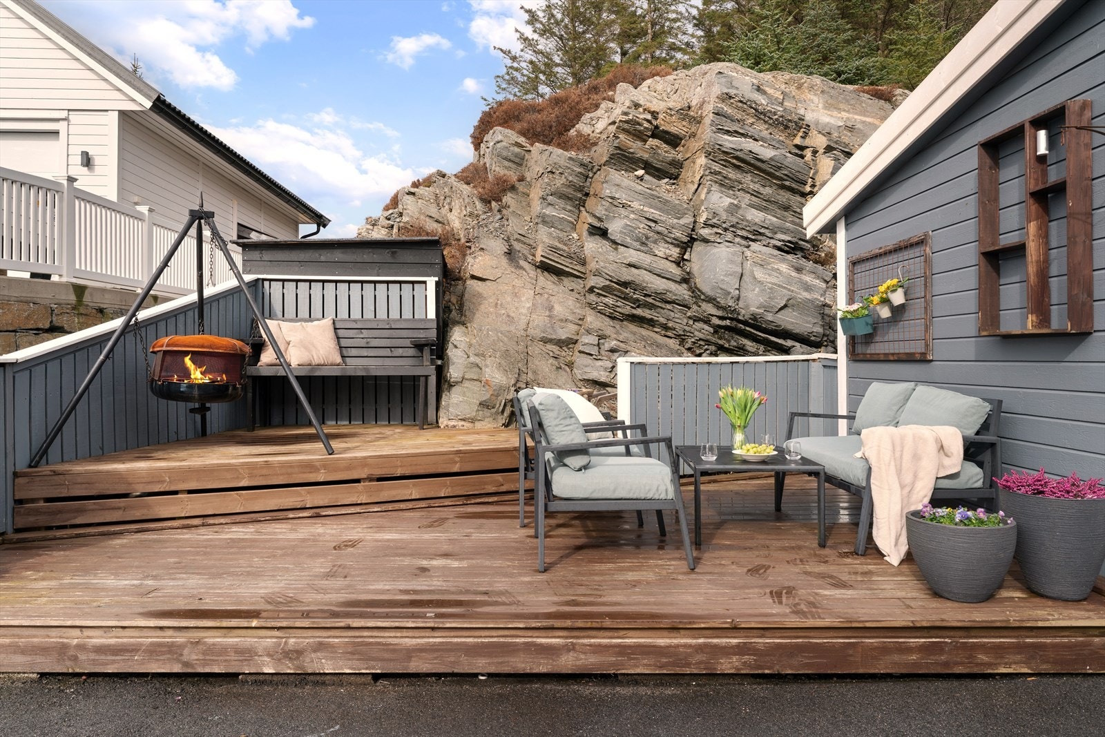 - Terrasseplatting på 17m² med god plass til ønsket utemøblement - Galleribilde