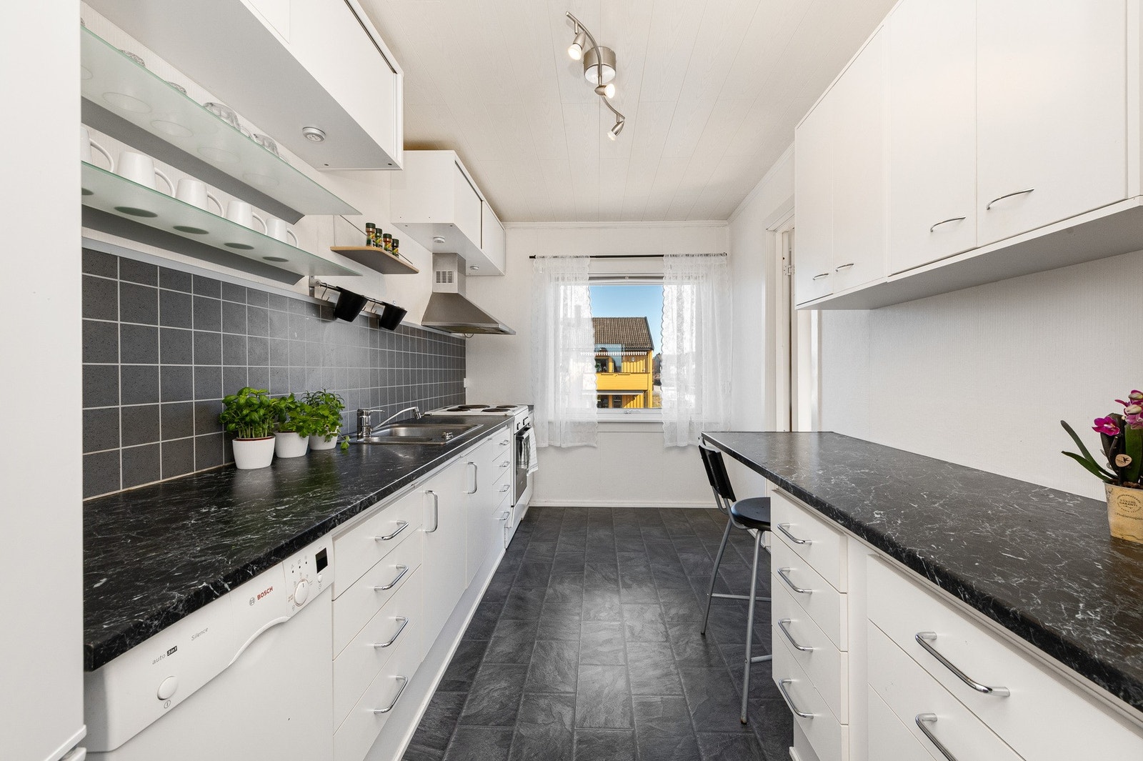 Bra med benkeplass. Plass til frittstående hvitevarer Galleribilde