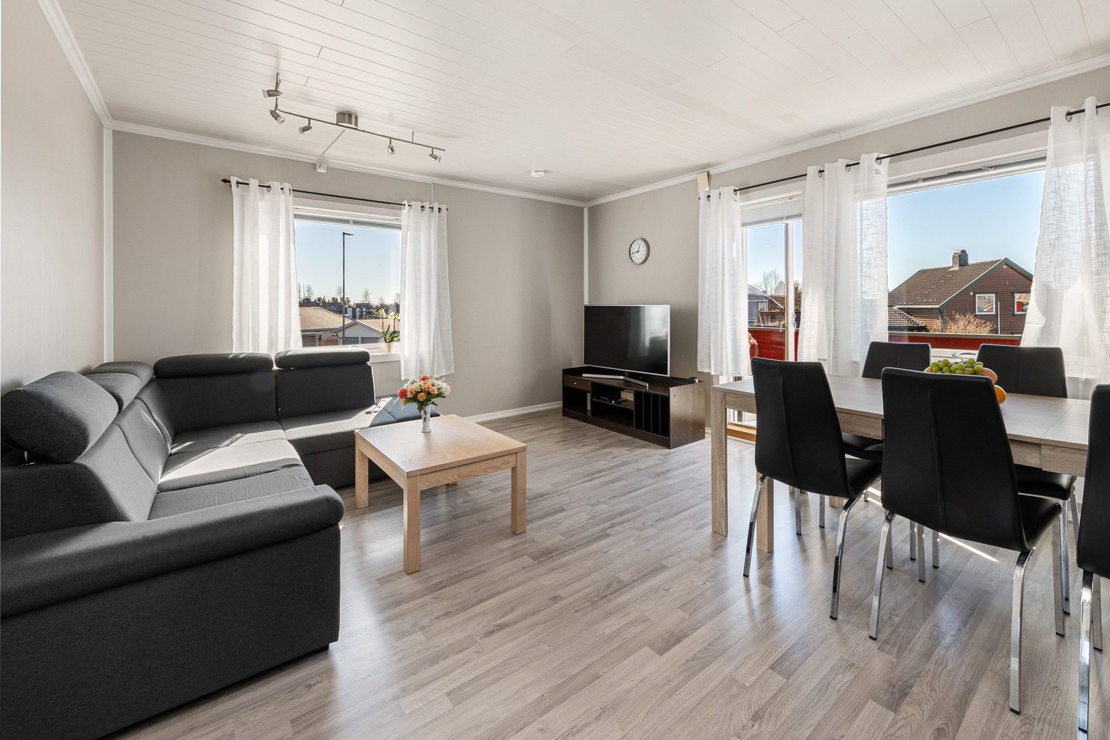 Stue med plass til både sofagruppe og spisegruppe Galleribilde