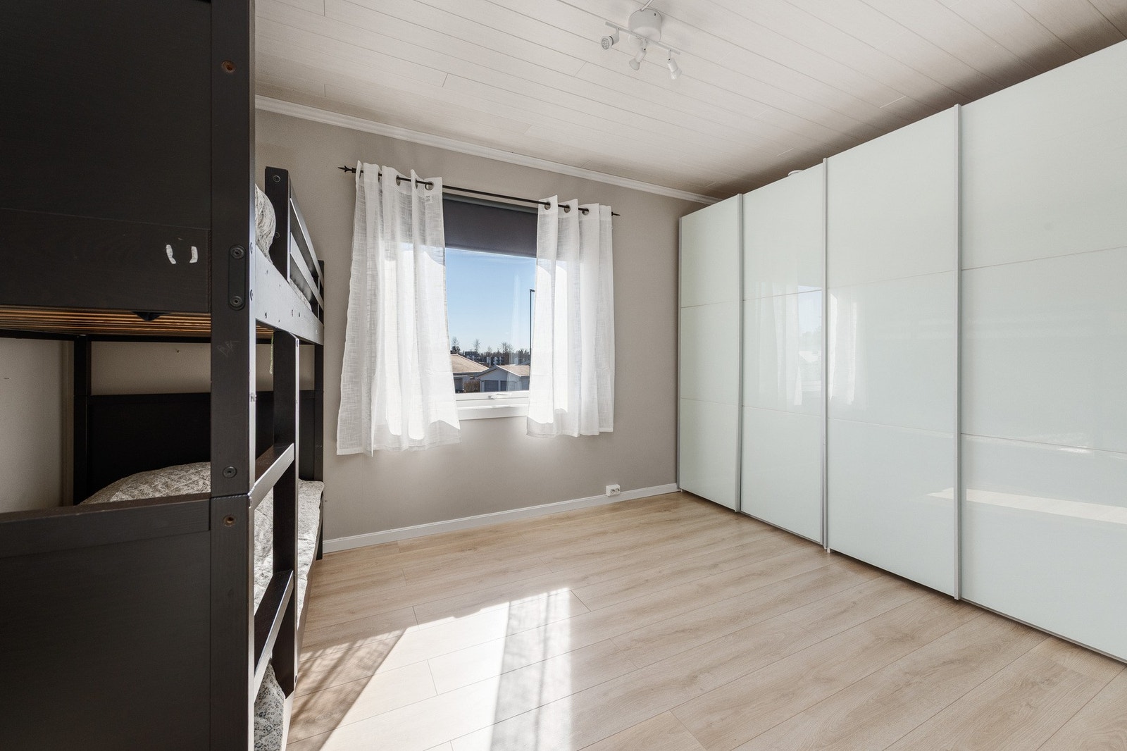 Soverom 2. Stor skyvedørsgarderobe Galleribilde