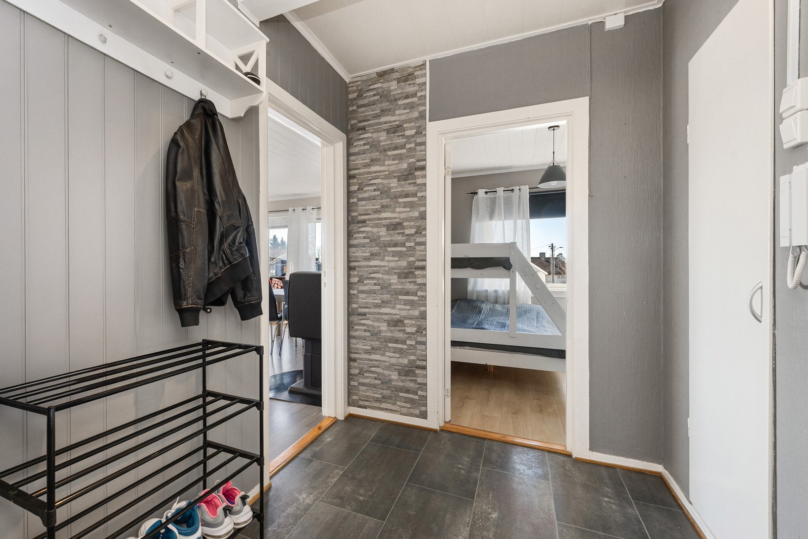 Stor entrè med laminat på gulv Galleribilde