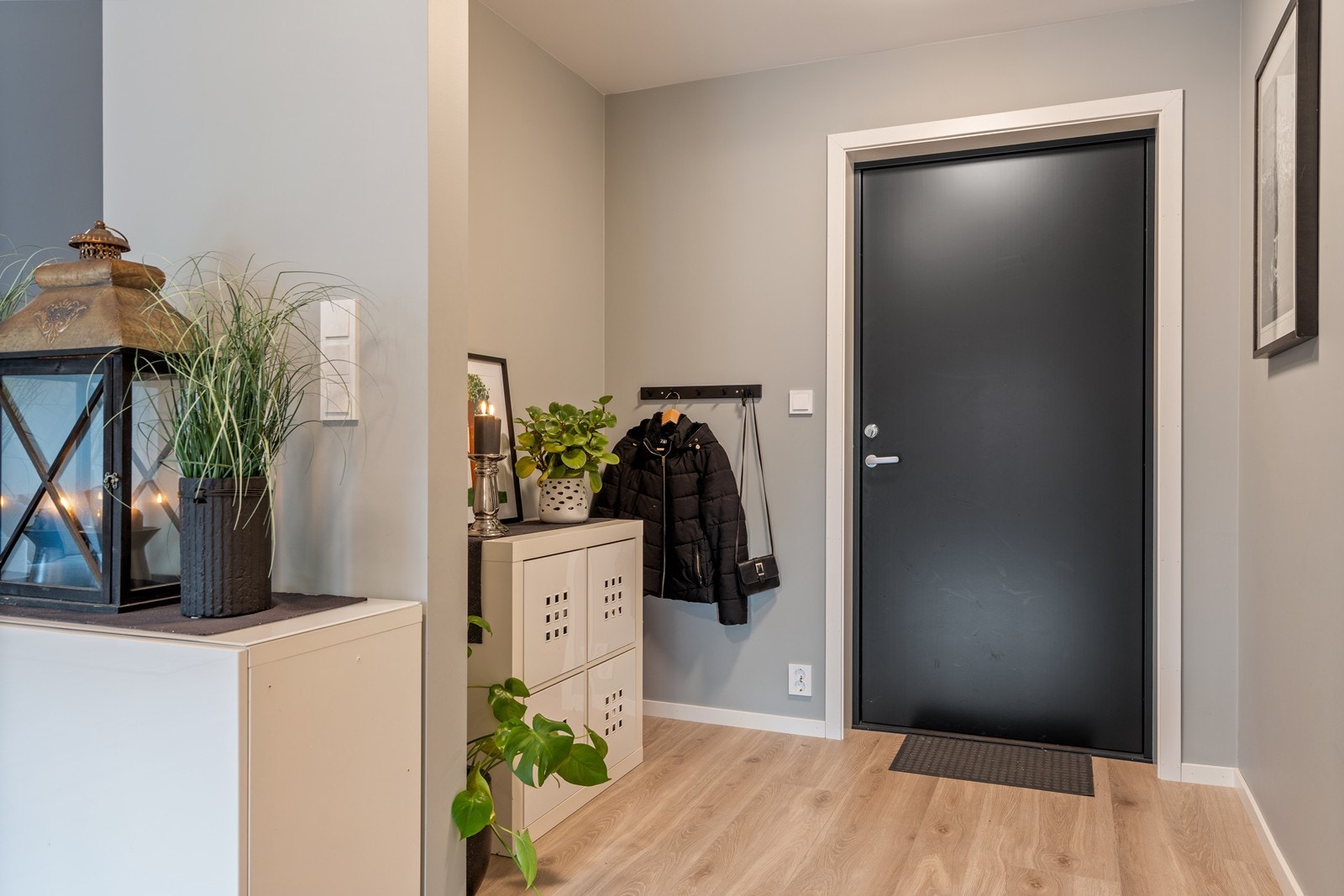 Velkommen inn til innbydende entré med god plass til å henge av seg yttertøy Galleribilde