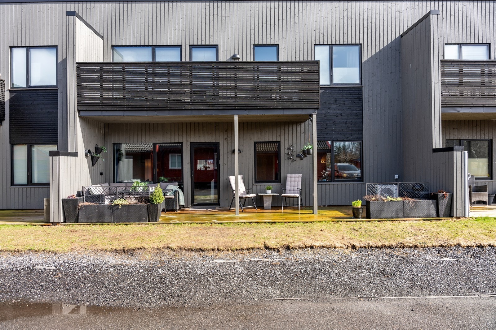 Stor vestvendt terrasse med gode solforhold Galleribilde