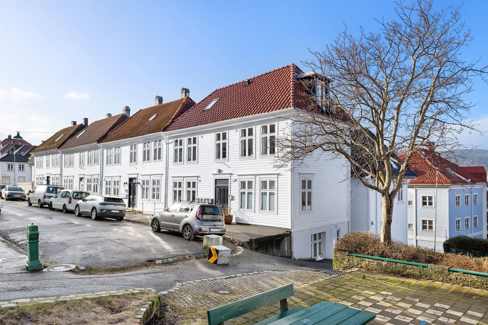 Det er få minutters gange til Bryggen og Bergen sentrum som kan tilby et bredt utvalg av alt innenfor shopping, restauranter, uteliv og servicetilbud. Galleribilde