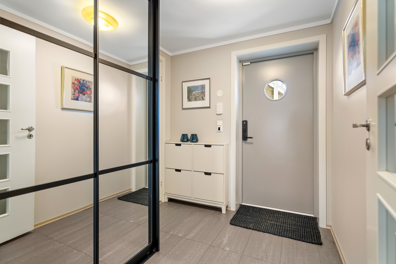 Entré med skyvedørsgarderobe Galleribilde