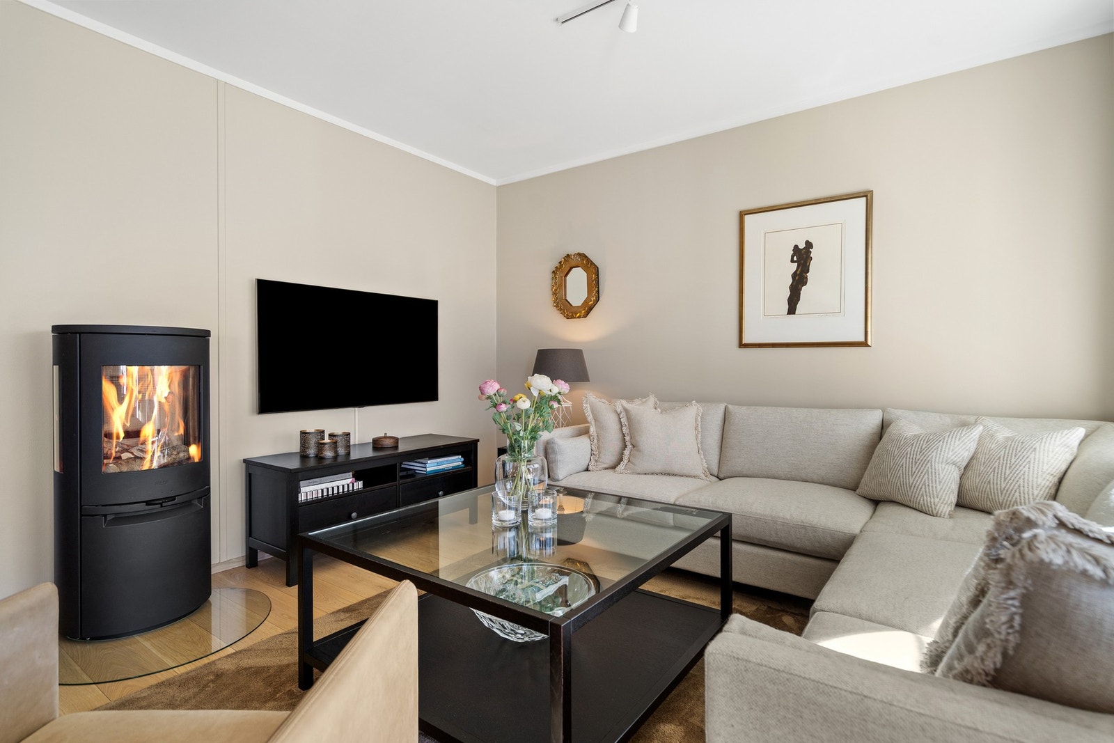 I stuen står det en peis som generer godt med varme Galleribilde