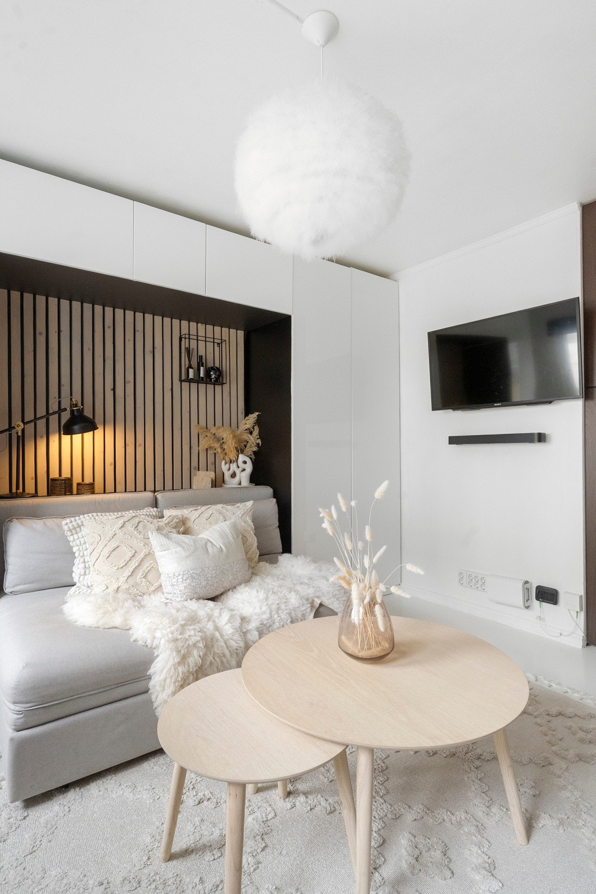 Plassbesparende med vegghengt TV Galleribilde