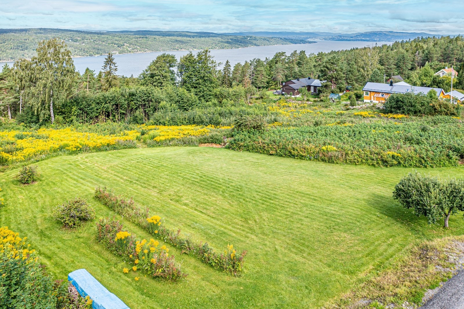 Store tomter med romslig uteareal på Svartskog Galleribilde