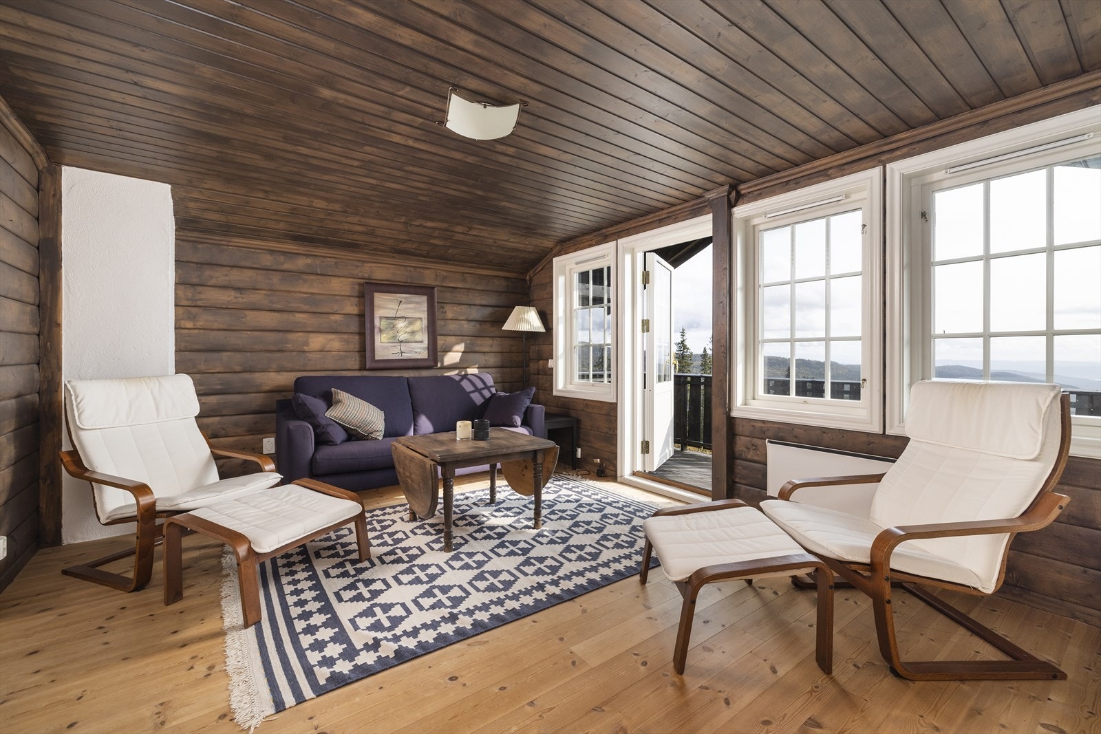 I 2. etasje er det en flott loftstue med utgang til solrik balkong. Galleribilde