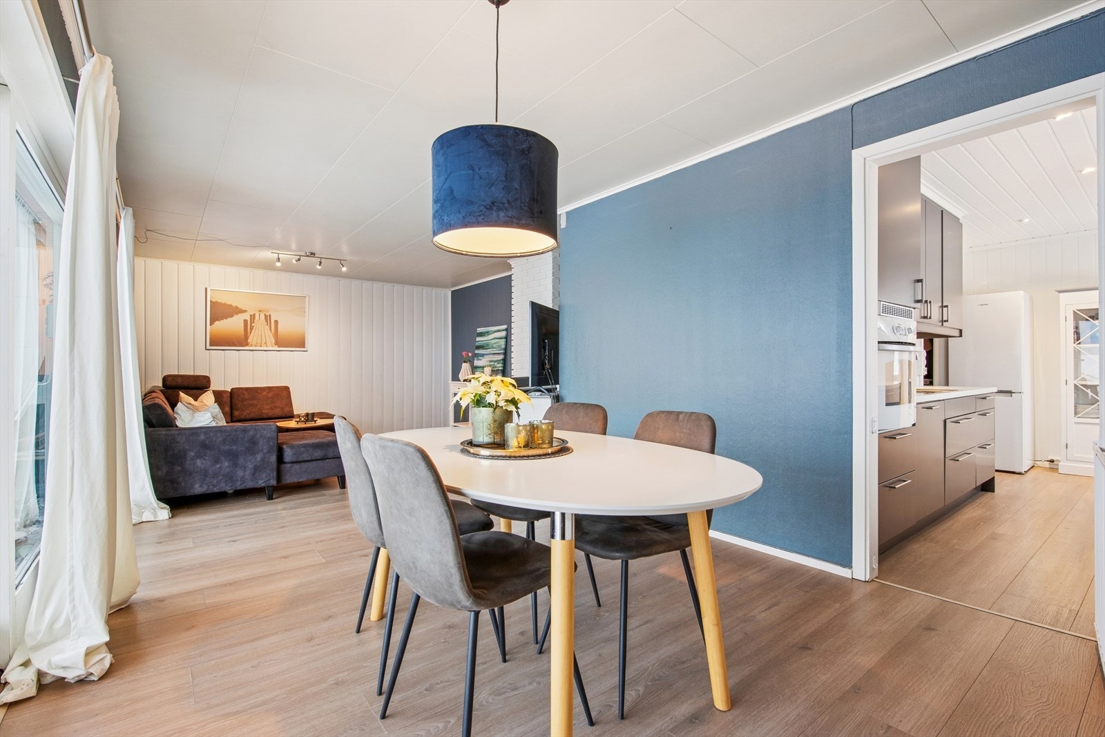 Spisestua ligger i åpen forbindelse med stua og med enkel adkomst til kjøkkenet. Galleribilde