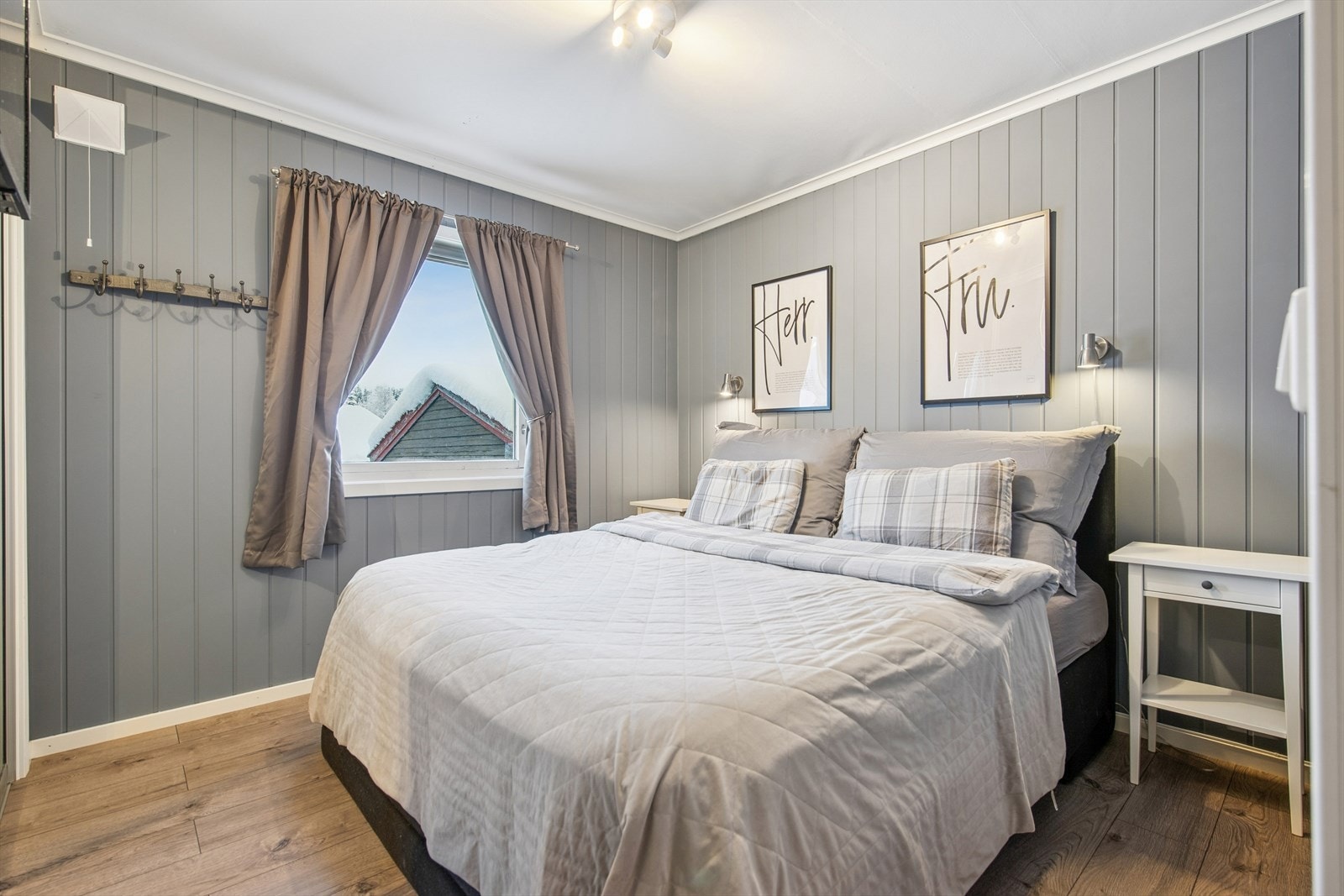 Hovedsoverommet har god plass til dobbeltseng og tilhørende møblement. Galleribilde