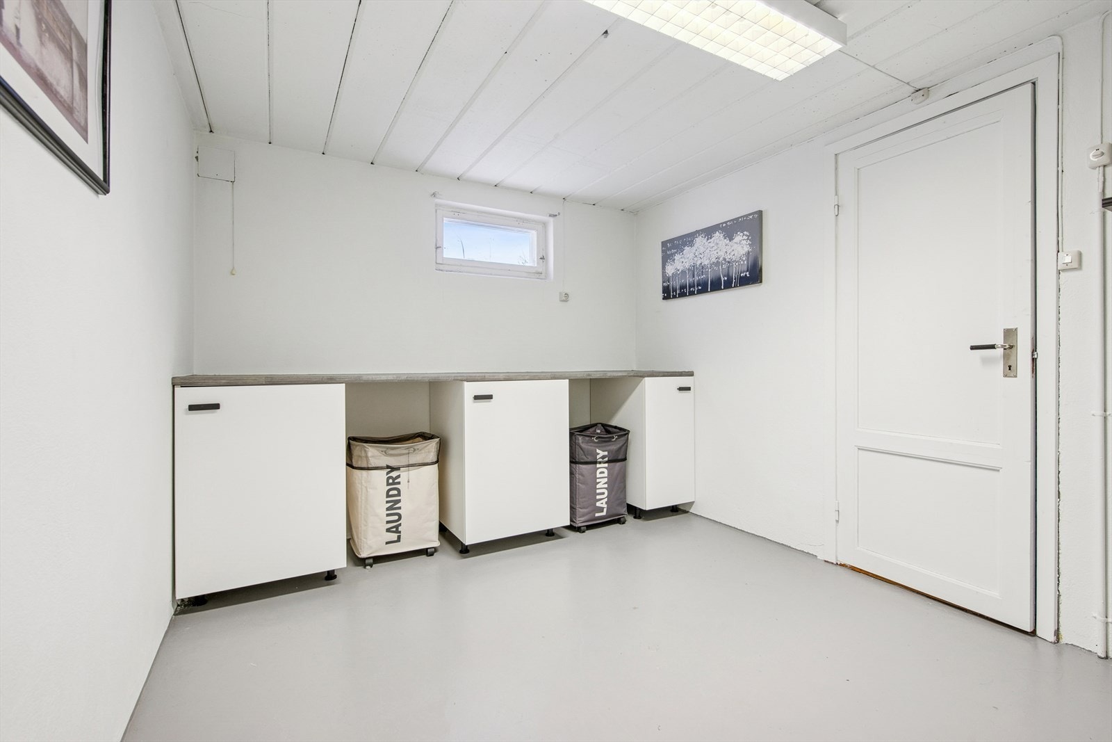 Kjelleren gir rikelig med lagringsplass utover vaskerommet. Galleribilde