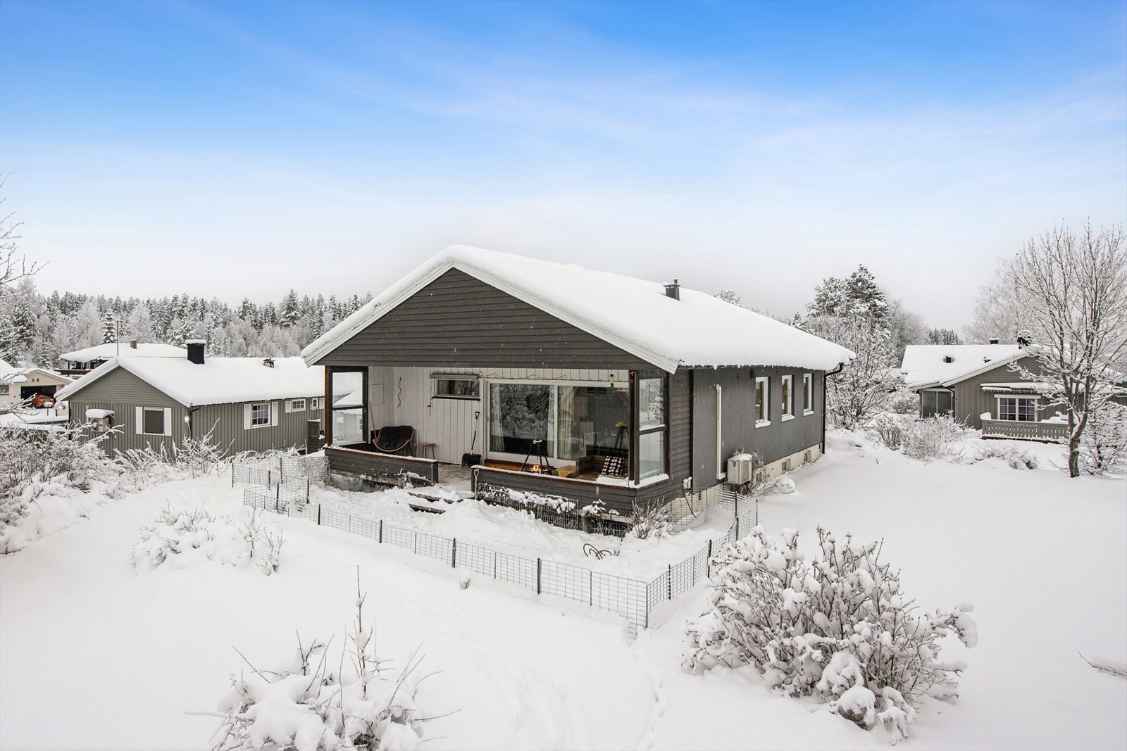 Boligen har en god og familievennlig beliggenhet i et etablert og rolig boligområde på Eina. Galleribilde