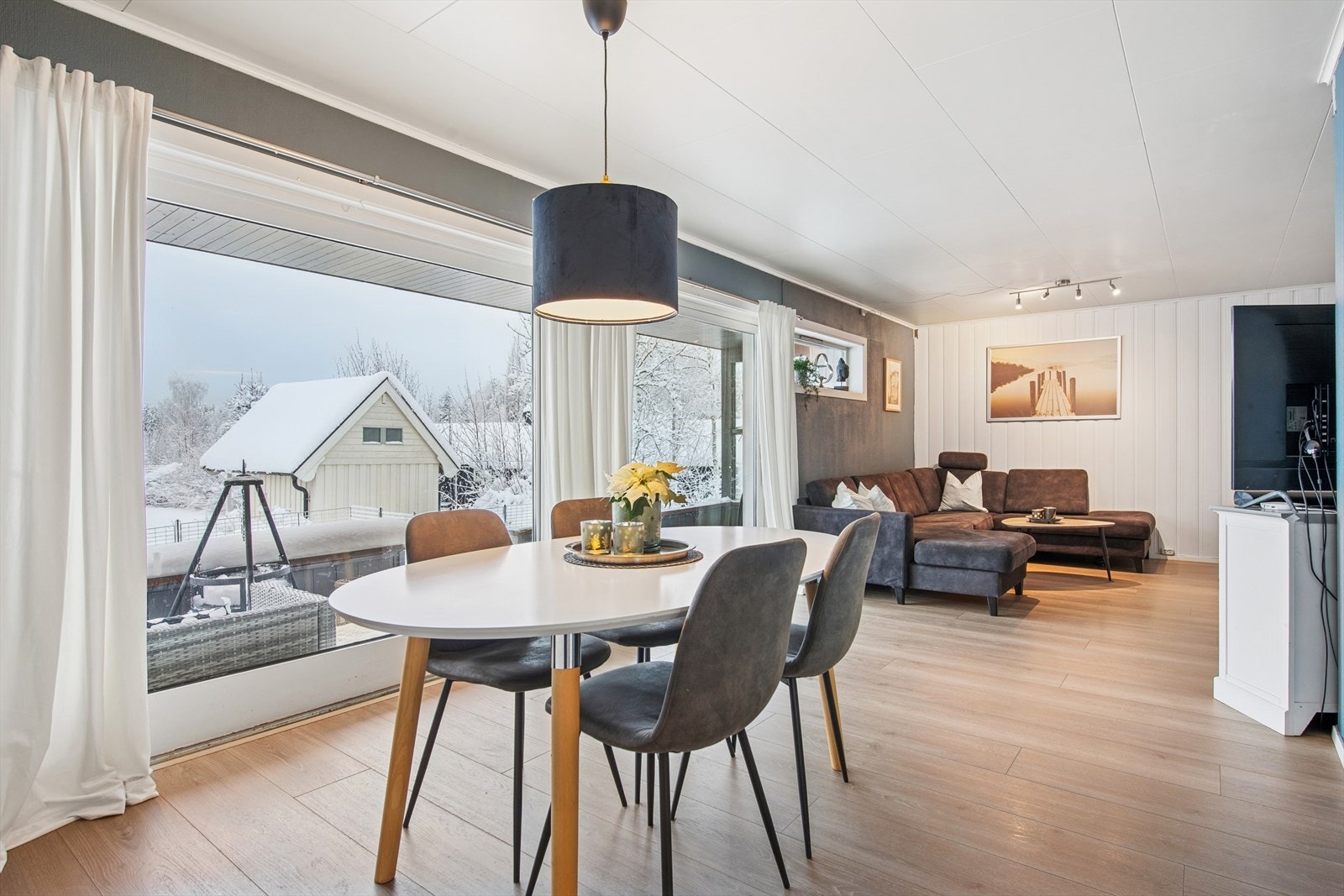 Fra stua er det direkte utgang til en stor, overbygget og sørvendt veranda. Galleribilde