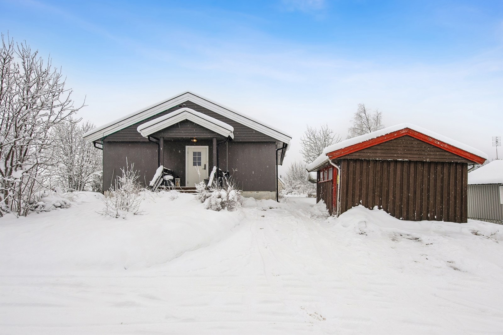 I tillegg til boligen er det et separat uthus/tidligere garasje som gir gode lagringsmuligheter. Galleribilde