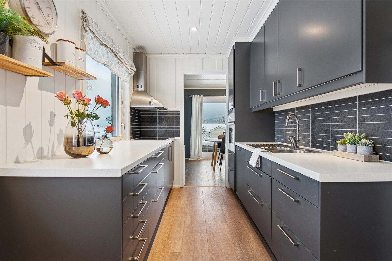 Godt med både skap- og benkeplass. Galleribilde