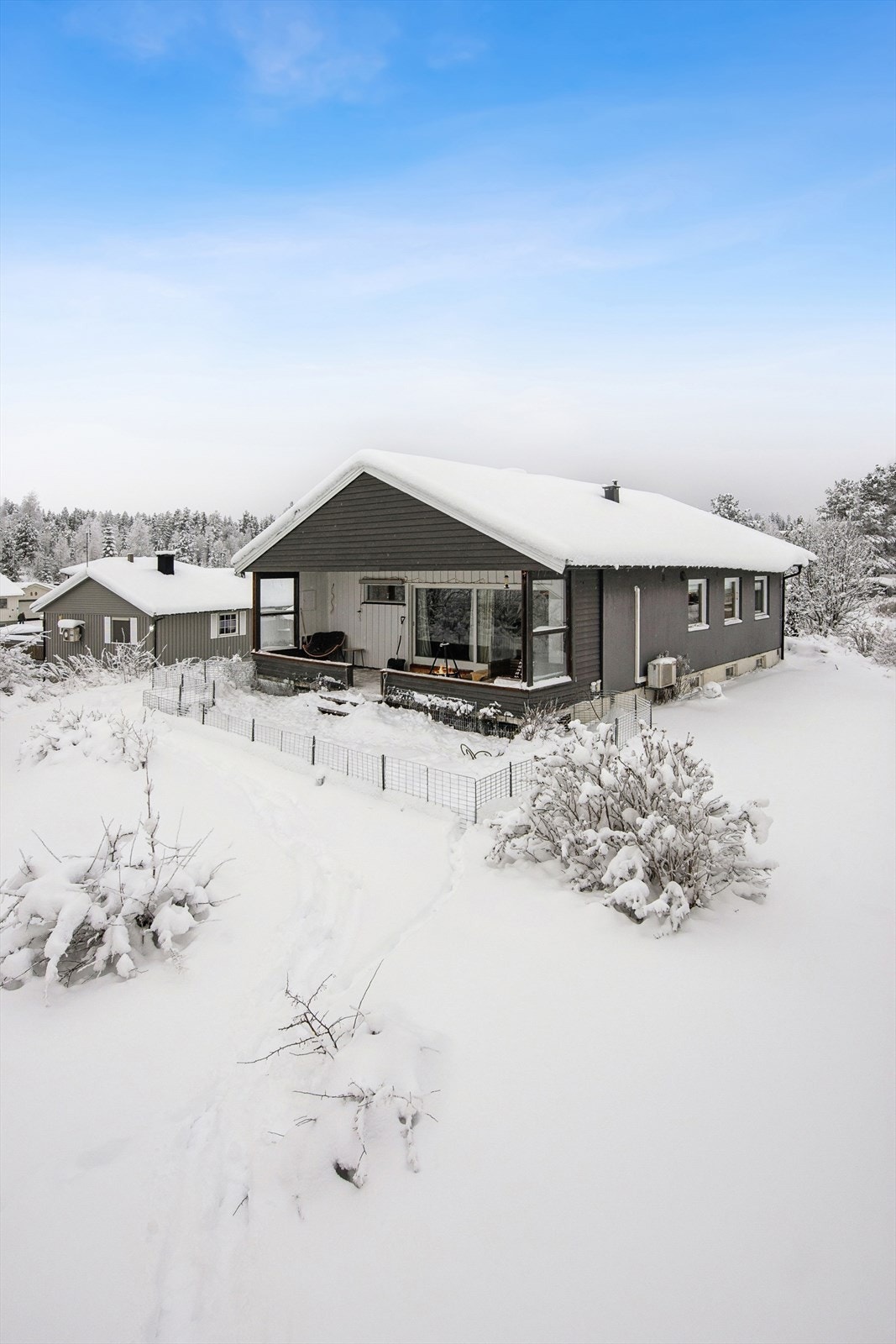 Boligen ligger sentralt til på Eina med gangavstand til bl.a barnehage og sentrum. Galleribilde