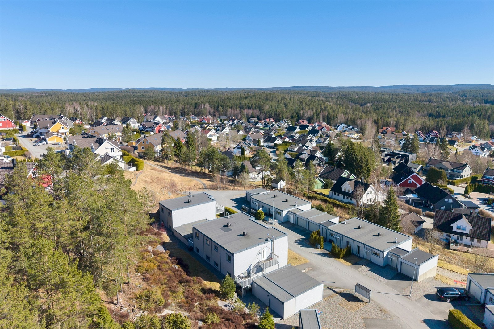 Fine turområder i nærområdet og det finnes lysløype, samt tur- og sykkelstier like utenfor boligen Galleribilde