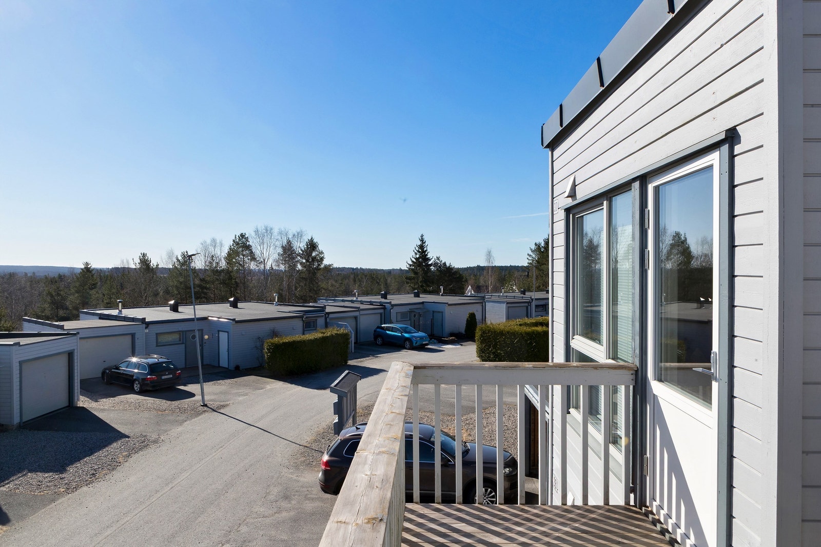 Terrassedøren ble skiftet i 2022, og terrassebordene på verandaene ble byttet i 2024 Galleribilde