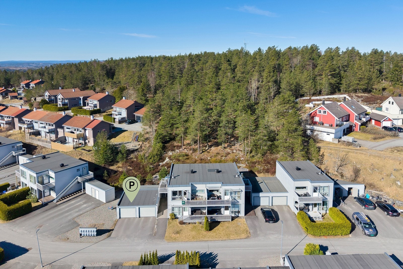 Romslig garasje med innvendig bod, samt biloppstillingsplass utenfor Galleribilde