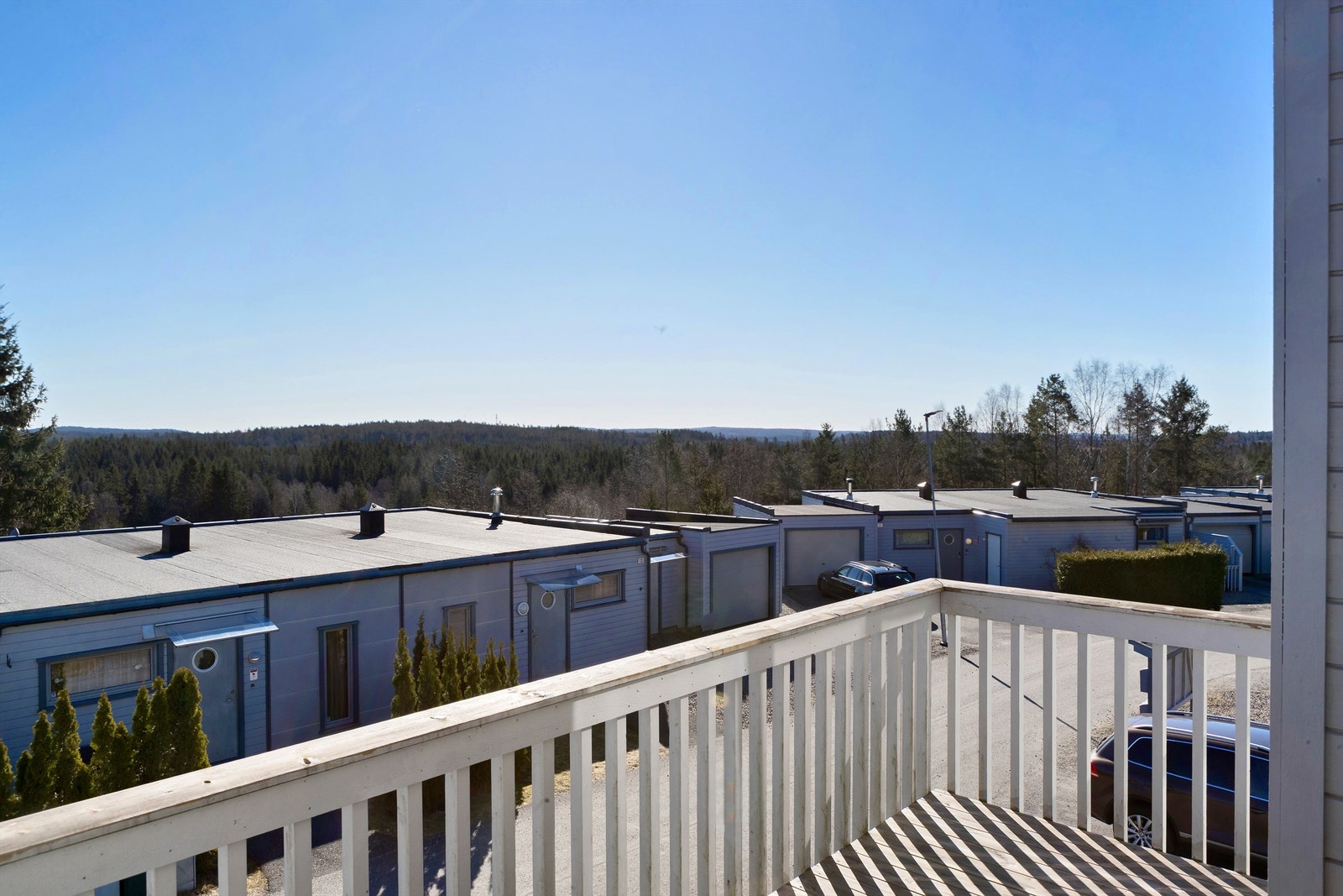 Hyggelig utsikt mot skog og mark Galleribilde