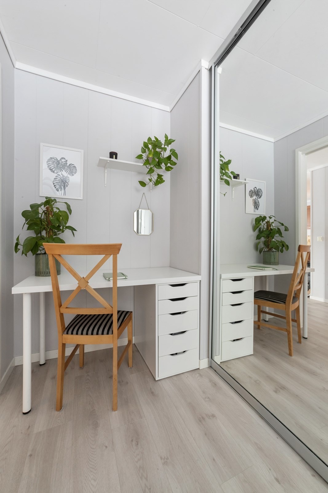 Soverommene er lyse og innbydende med skyvedørsgarderobe Galleribilde