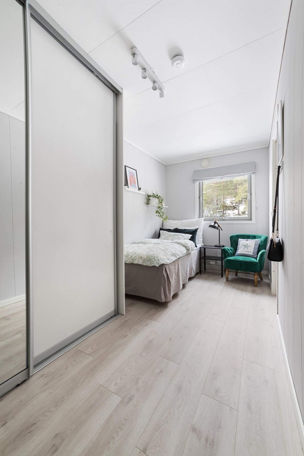 Rommene kan innredes med seng, nattbord og skrivebord/sminkebord Galleribilde