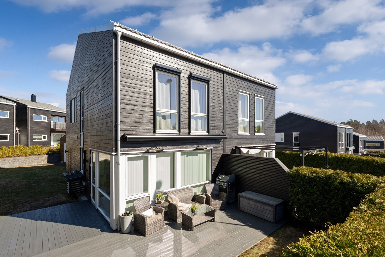 Fra stuen er det utgang til en solrik terrasse på ca. 27 m² - perfekt for hyggelige uteplasser. Området er barnevennlig med gode oppvekstvilkår. Galleribilde