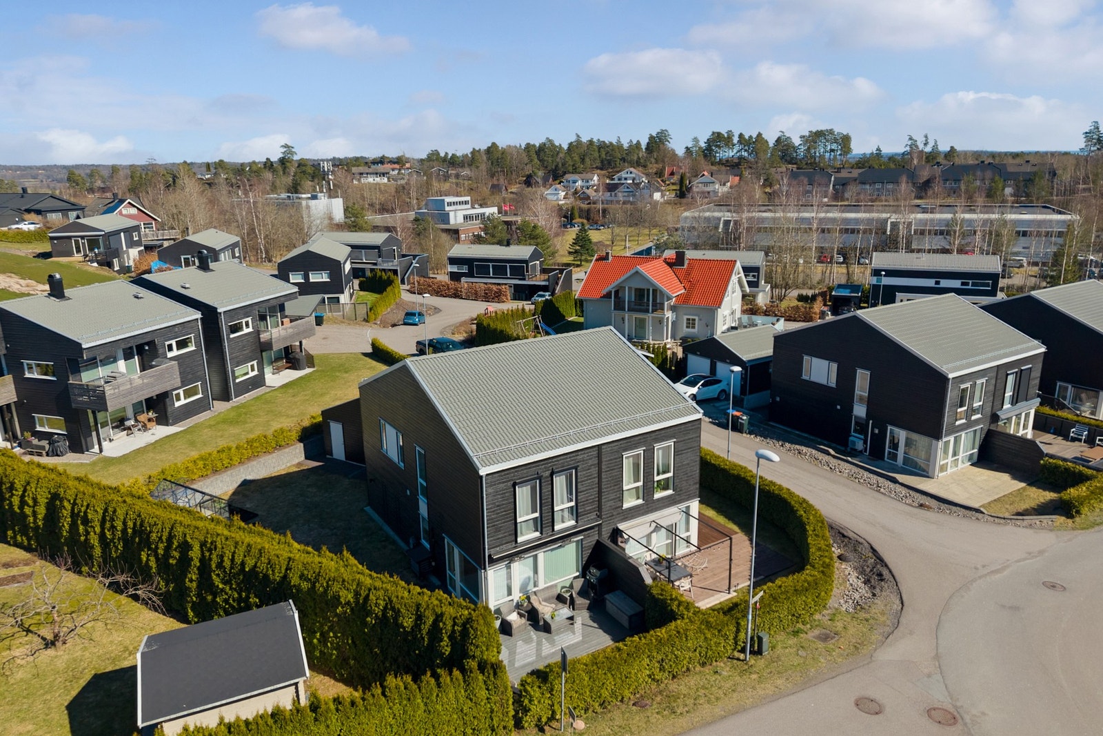 Eie Tønsberg v/Tonny Nielsen presenterer Vårflueveien 19! Foto: BK Foto / Bjørn Kjærra
Halvpart av vertikaldelt tomannsbolig fra 2019 med bruksareal på ca. 99 m² fordelt over to etasjer. Galleribilde